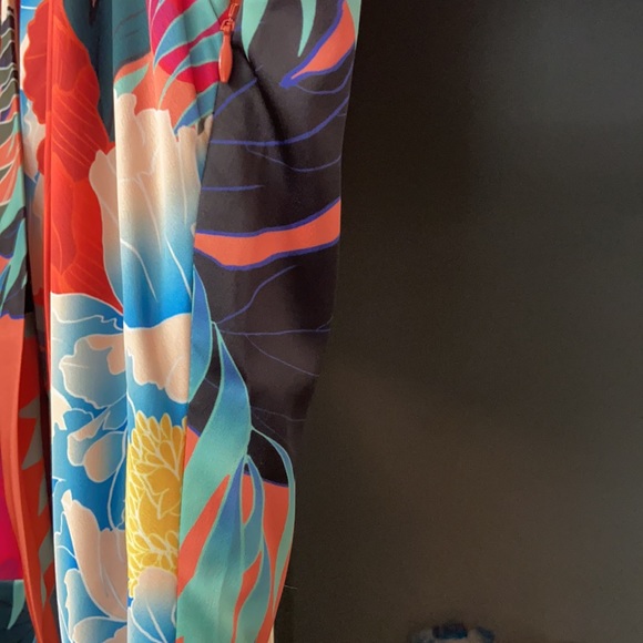 MARCIANO 100 💯 silk, extremely colorful, never worn, NWOT - Picture 4 of 6